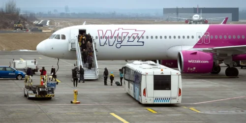 Airline stocks plummet after Trump announces Strait of Hormuz blockade