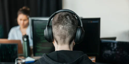 Big Tech and Wall Street Push AI Adoption Through Performance Reviews