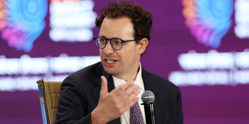 Anthropic Abandons Core Safety Pledge Amid Intensifying AI Development Race