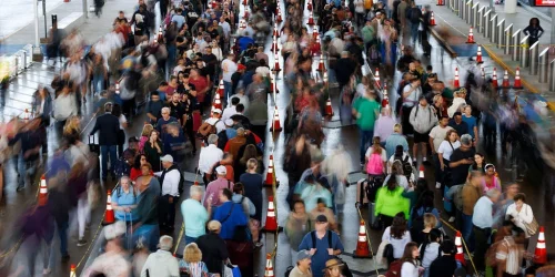 War, Shutdown Spark Travel Chaos and Economic Uncertainty for Americans