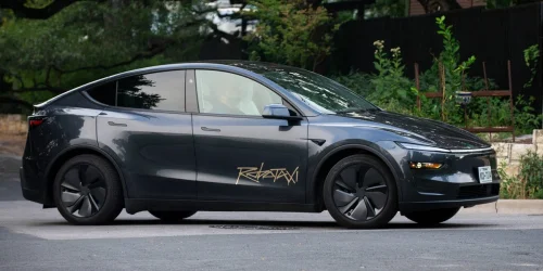 The Terrifying Moment a Tesla Robotaxi Tried to Pull Over on a Busy Highway